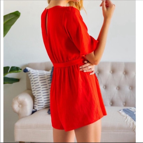 🌸 NWT Jun & Ivy romper. Cute scalloped v neck with tie. - Picture 2 of 8